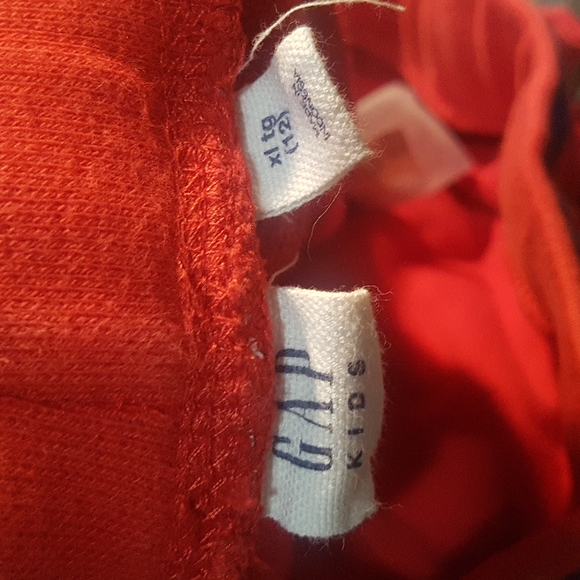 Red gap kids shorts - Picture 3 of 3